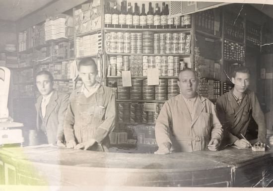 Equipo histórico de la tienda antigua de la familia Matas