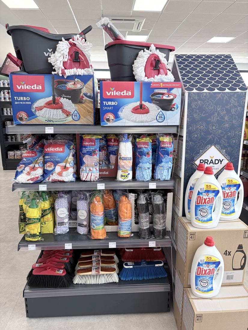 Productos organizados en tienda